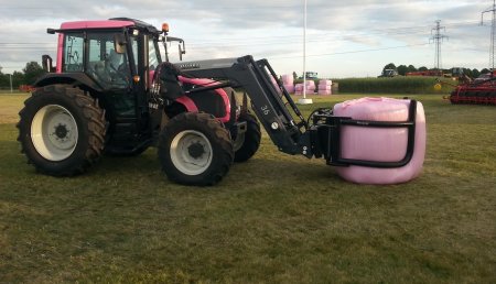 Lantmännen Maskin y Valtra apoyan la investigación del cáncer de mama con tractores rosas.