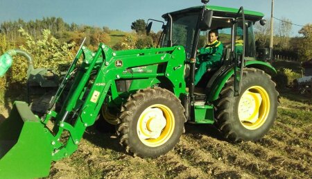 Comercial Agrícola Castellana entrega JOHN DEERE 5075E con pala H240 a Iván Guitiérrez, de Bustriguado (Cantabria).