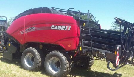 Agricola Calvo y Talleres As Granxas entregan empacadora Case ih LB 434 R XL  a Jesus Obarrio Pérez de SERVICIOS AGRÍCOLAS CASEIRO ( Pastoriza ) Lugo