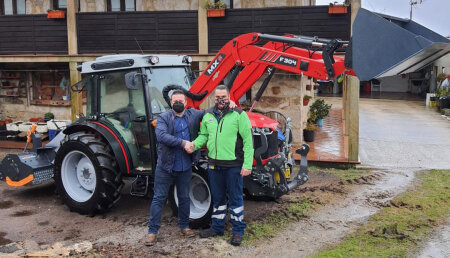 Maxideza entrega Massey Ferguson 3709wf, con pala Mx, a Jacob Blanco Alonso de A cañiza, Pontevedra