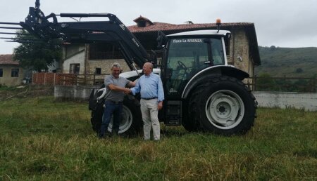 Agrícola Patricio  entrega Valtra A114 con pala Valtra G3L a Finca la Afayaiza