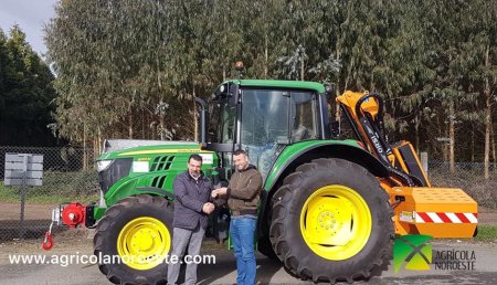 Agrícola Noroeste entrega John Deere  6120M con desbrozadora Orsi al Ayuntamiento de Mesia