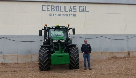 Agricola Castellana entrega JOHN DEERE 6215R con AMS a la empresa Cebollas Gil, de Palencia.