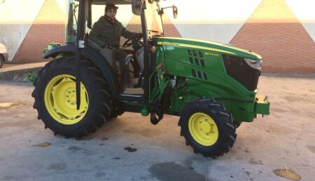 Agrícola Castellana entrega JOHN DEERE 5075GV (1,30m de ancho exterior) a Miguel Huedo, de Aranda de Duero (Burgos) 