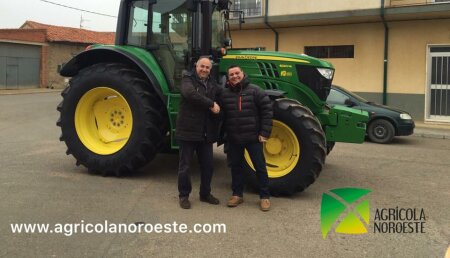 Agricola Noroeste entrega un John Deere 6120M al Presidente de la Comunidad de Regantes del Páramo Medio, Julio Cesar