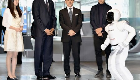 ASIMO conoce al Presidente Obama