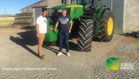 Agrícola Noroeste  entrega John Deere 6215R a Roberto