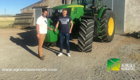 Agrícola Noroeste  entrega John Deere 6215R a Roberto