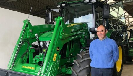 Agrícola Castellana entrega John Deere 6120M con pala 603R a Juan Manuel Perez Fernandez en el Valle de Toranzo (Cantabria)