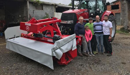 Agricola Calvo entrega a RIVAS,S.C berbetouros ( Palas de Rei ), CASE PUMA 185 CVX i una segadora frontal acondicionadora LELY 320 FC