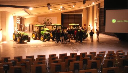 JOHN DEERE PRESENTA SUS NUEVOS TRACTORES ESPECIALES DE LA SERIE 5