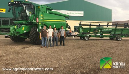 Agricola Noroeste entrega en León a Andres y Victor, cosechadora John Deere T660i.