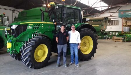 Agricola Castellana Entrega JOHN DEERE 6155M con equipo de autoguiado a Andrés y Raúl Laso, de Hnos. Laso García,  de Barrios de la Vega (Palencia).