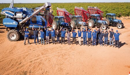 New Holland marca un nuevo hito en rendimiento de vendimia: 197,6 toneladas de uva recolectadas en solo 8 horas, correspondientes a casi 200 000 botellas de vino de syrah