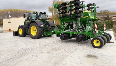 Agrícola Castellana Entrega sembradora de siembra directa JOHN DEERE 750A de 6 metros a Servicios Agrícolas Quijano, de Lobera de la Vega (Palencia).