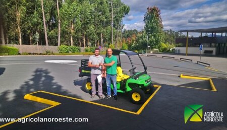 Agrícola Noroeste entrega John Deere GATOR TE(ELECTRICO) al colegio M. Peleteiro de Santiago de Compostela