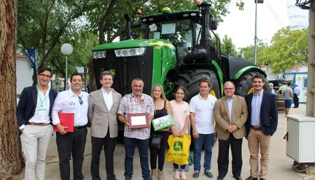 JOHN DEERE ENTREGA LOS PRIMEROS TRACTORES 5R Y 9R LLEGADOS A ESPAÑA EN FERCAM