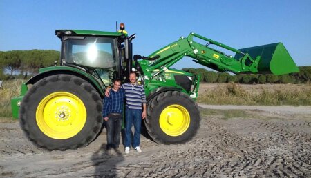 Comercial Agrícola Castellana Entrega JOHN DEERE 6155R y pala 663 R a Armando José Rodríguez, de Arrabal de Portillo (Valladolid).