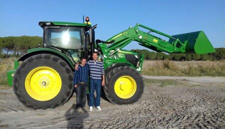 Comercial Agrícola Castellana Entrega JOHN DEERE 6155R y pala 663 R a Armando José Rodríguez, de Arrabal de Portillo (Valladolid).