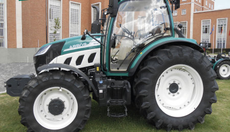  Los tractores Arbos en la facultad de Ingenieros Agrónomos de la UPM en Madrid con motivo de la festividad de San Isidro Labrador. 