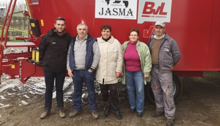 Agrícola Suárez entrega un carro mezclador BvL modelo V-Mix 18 2S a Ganadería Jasma en Casasoa (Ourense)