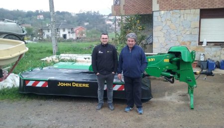 Agricola Castellana entrega de segadora acondicionadora JOHN DEERE 331A en Carasa (Cantabria) a la Ganadería Pacheco SC.