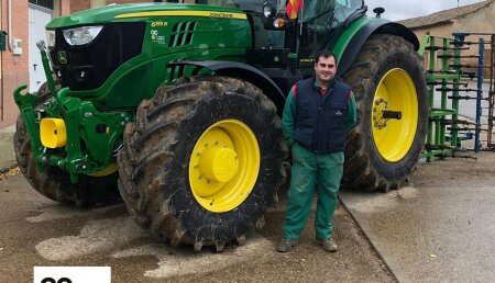 Agrícola Castellana entrega John Deere 6155R. a Aquilino Fernández Baza