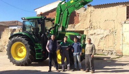 Comercial Agricola Castellana Entrega un JOHN DEERE 6155 R Ultime con pala 643R a nuestro agricultor Javier Centeno Castell, de Matilla de los Caños (Valladolid).