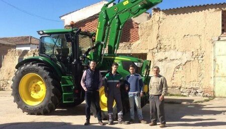 Comercial Agricola Castellana Entrega un JOHN DEERE 6155 R Ultime con pala 643R a nuestro agricultor Javier Centeno Castell, de Matilla de los Caños (Valladolid).