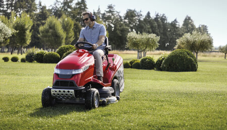 La marca entra en el mercado de cortacéspedes eléctricos a batería en el marco de una actualización general de su gama de jardinería y añade un nuevo modelo a su gama estrella de motoazadas.