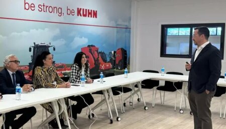 El consejero de Agricultura de Aragón, Javier Rincón y la alcaldesa de la ciudad de Huesca Lorena Orduna, visitan KUHN Ibérica