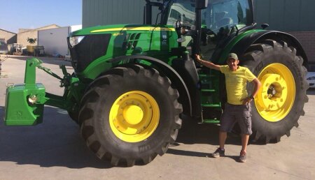 Agricola Castellana Entrega JOHN DEERE 6215R Autopower a Moisés Castro, de Tórtoles de Esgueva (Burgos).