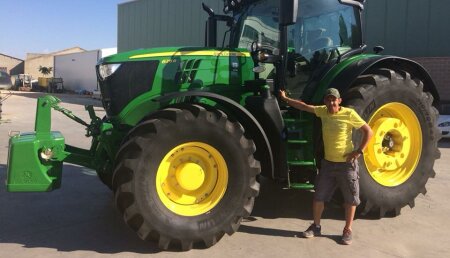 Agricola Castellana Entrega JOHN DEERE 6215R Autopower a Moisés Castro, de Tórtoles de Esgueva (Burgos).