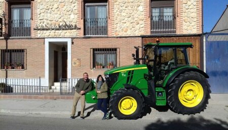 Comercial Agrícola Castellana Entrega JOHN DEERE 6105RC a Bodegas Cantamora, de Pesquera de Duero (Valladolid).