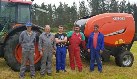 Autoavión junto con talleres Montes Eimil, entrega rotoempacadora Kubota a Ganadería Moutillos s.c en Lousada Lugo