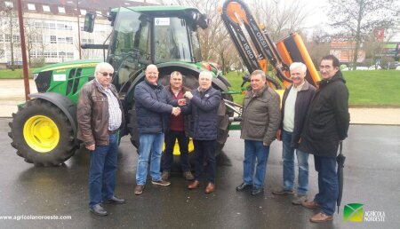 Agrícola Noroeste entrega John Deere 6115MC  al Ayuntamiento de Oroso y la desbrozadora Orsi Leader 509