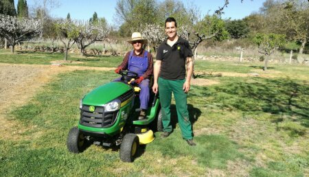 Agricola Castellana entrega de minitractor cortacésped en Peñaranda de Bracamonte a Román Ruano Hernández.