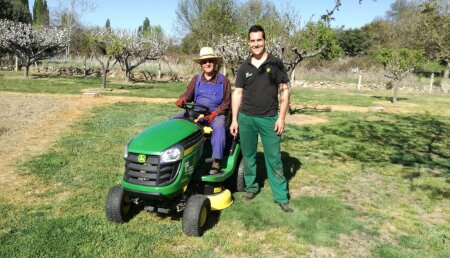 Agricola Castellana entrega de minitractor cortacésped en Peñaranda de Bracamonte a Román Ruano Hernández.