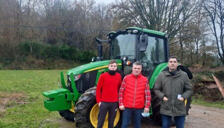 Agrícola Noroeste entrega John Deere 6120M a Granja Ferreiro