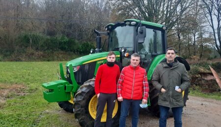 Agrícola Noroeste entrega John Deere 6120M a Granja Ferreiro