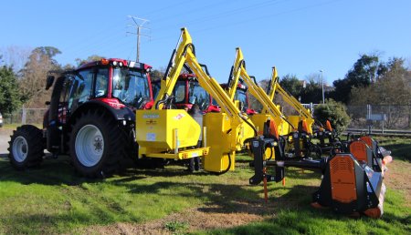 Hitraf Entrega de 3 equipos de desbroce á Xunta de Galicia con tractor forestal valtra, desbrozadora de brazo GL1 e trituradora traseira TMC Cancela