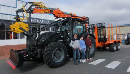  Hitraf Entrega de Valtra T174 EA, cuchilla frontal Hitraf BFHDI con Grúa Guerra 74, cabrestante y remolque R12.