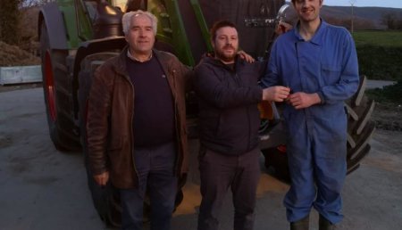Maxideza entrega a Ganaderia Valcarcel Lancara sl, de Lancara(Lugo), un tractor Fendt 824