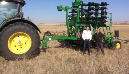 Comercial Agrícola Castellana Entrega de máquina de siembra directa de discos JOHN DEERE 750A de 6 metros en Villalar de los Comuneros (Valladolid), a José María Gutierrez.