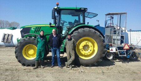 Agricola Castellana entrega a Ausencio Fernández un John Deere 6215R