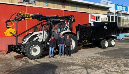 Hitraf entrega Valtra Forestal T174eco Active con grúa 74A y remolque R12 Guerra