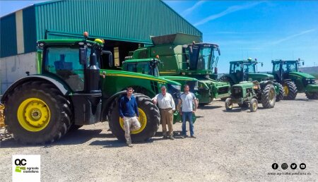 Agrícola Castellana entrega JOHN DEERE 8245R en Torquemada (Palencia) a Miguel Angel Santiago Balbas y sus hijos Ricardo y Miguel