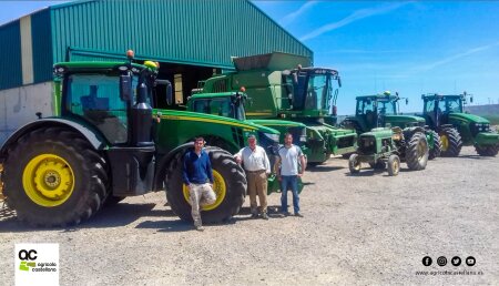Agrícola Castellana entrega JOHN DEERE 8245R en Torquemada (Palencia) a Miguel Angel Santiago Balbas y sus hijos Ricardo y Miguel