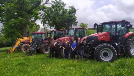 Agricola Calvo y Arias Motor haciendo entrega de una unidad CASE IH