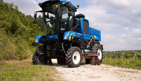 New Holland y AGXTEND presentan el concepto XPower XPN, un electroherbicida para viñedos estrechos.